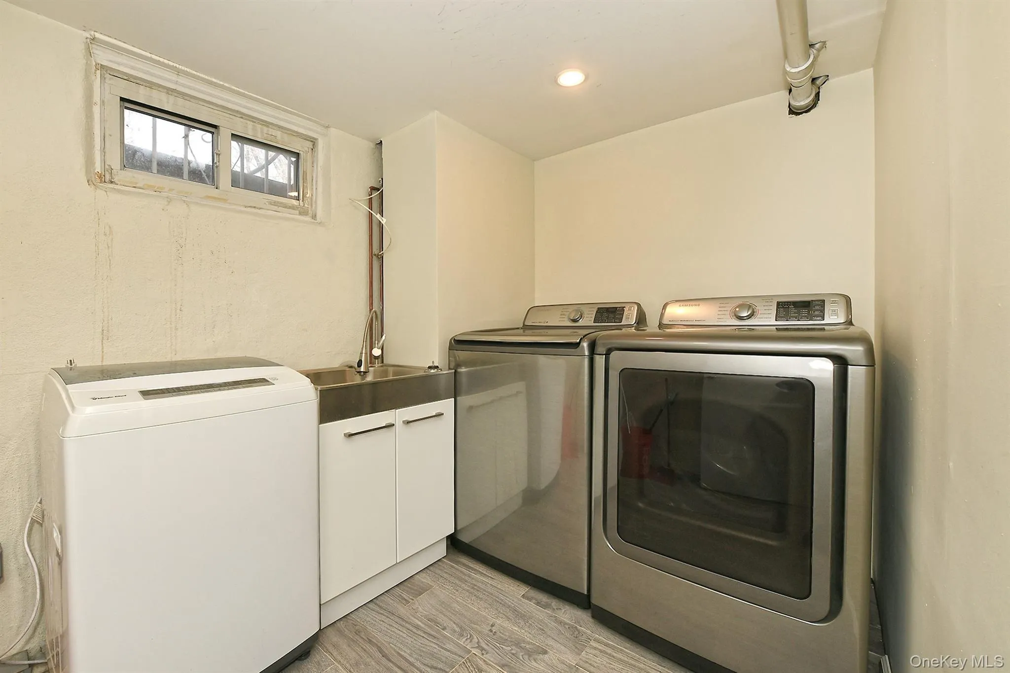 222-03 Kingsbury Avenue, New York, NY, 3 Bedrooms Bedrooms, 8 Rooms Rooms,2 BathroomsBathrooms,Residential Lease,For Rent,Kingsbury,0,965495 222-03 Kingsbury Avenue, New York, NY, 3 Bedrooms Bedrooms, 8 Rooms Rooms,2 BathroomsBathrooms,Residential Lease,For Rent,Kingsbury,0,965495