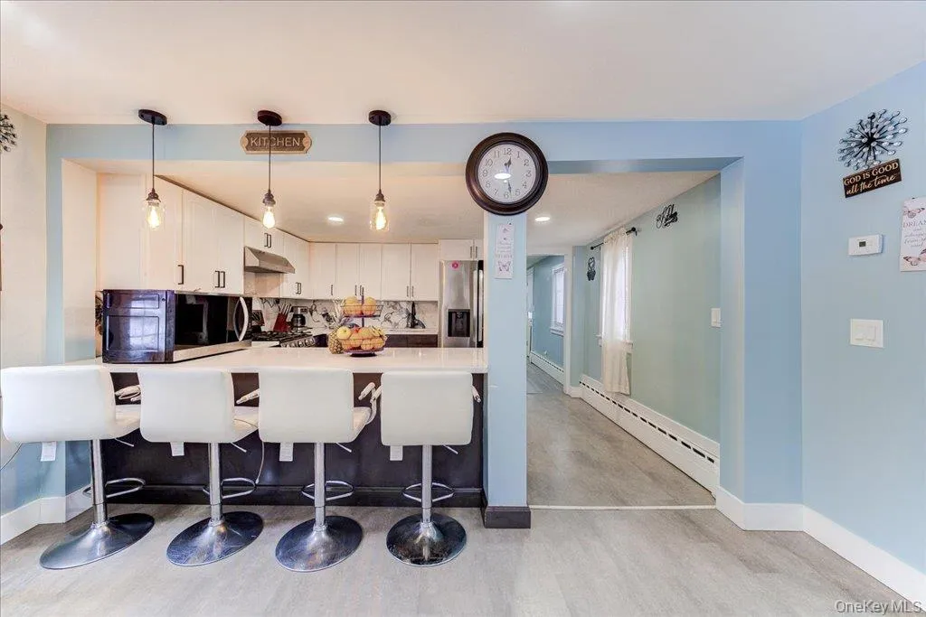 eat-in kitchen eat-in kitchen