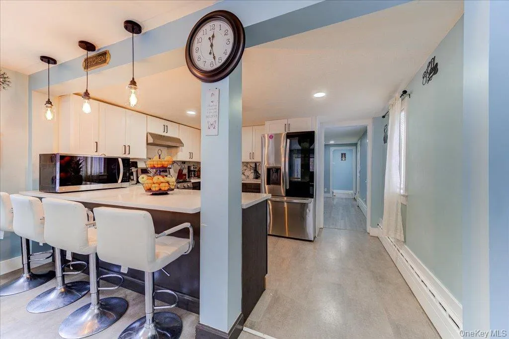 eat-in kitchen eat-in kitchen