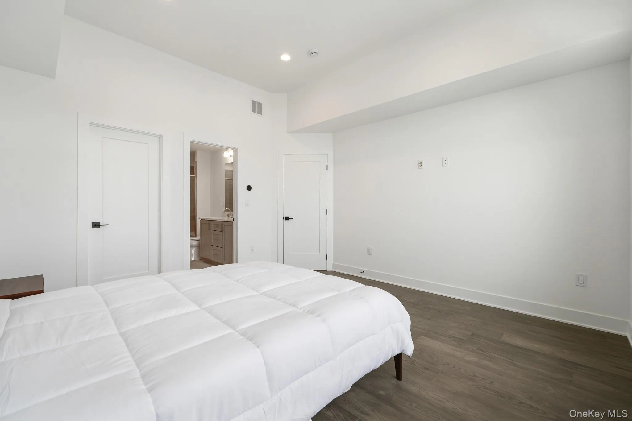 Primary Bedroom w/ensuit Primary Bedroom w/ensuit