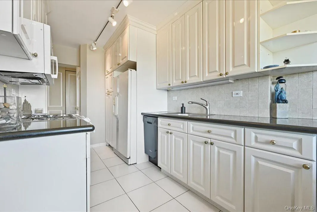 26910 Grand Central Parkway, New York, NY, 2 Bedrooms Bedrooms, 5 Rooms Rooms,2 BathroomsBathrooms,Residential,For Rent,Grand Central,0,965926 26910 Grand Central Parkway, New York, NY, 2 Bedrooms Bedrooms, 5 Rooms Rooms,2 BathroomsBathrooms,Residential,For Rent,Grand Central,0,965926