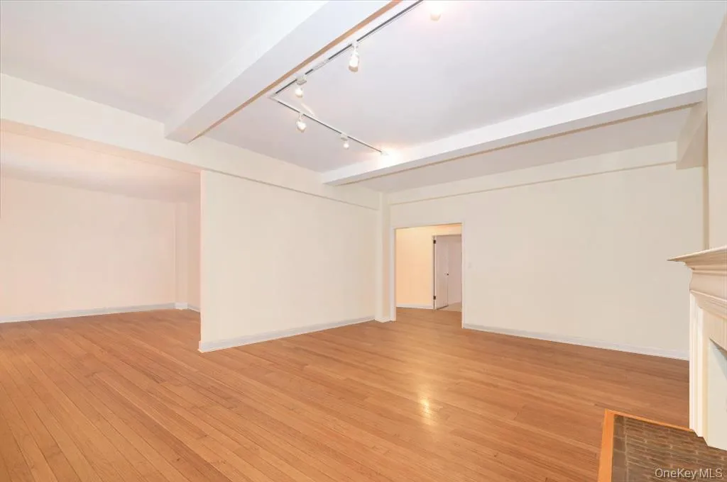 Living/Dining Empty Living/Dining Empty