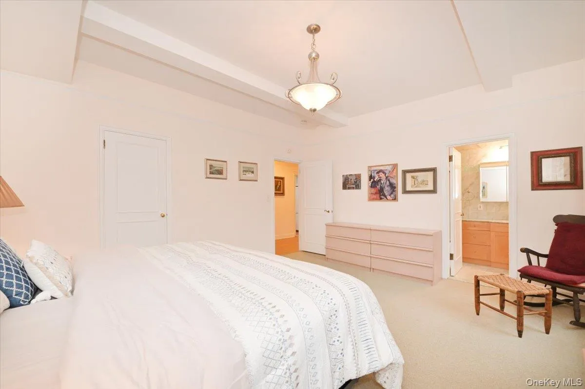 Primary with Renovated En-Suite Bathroom Primary with Renovated En-Suite Bathroom