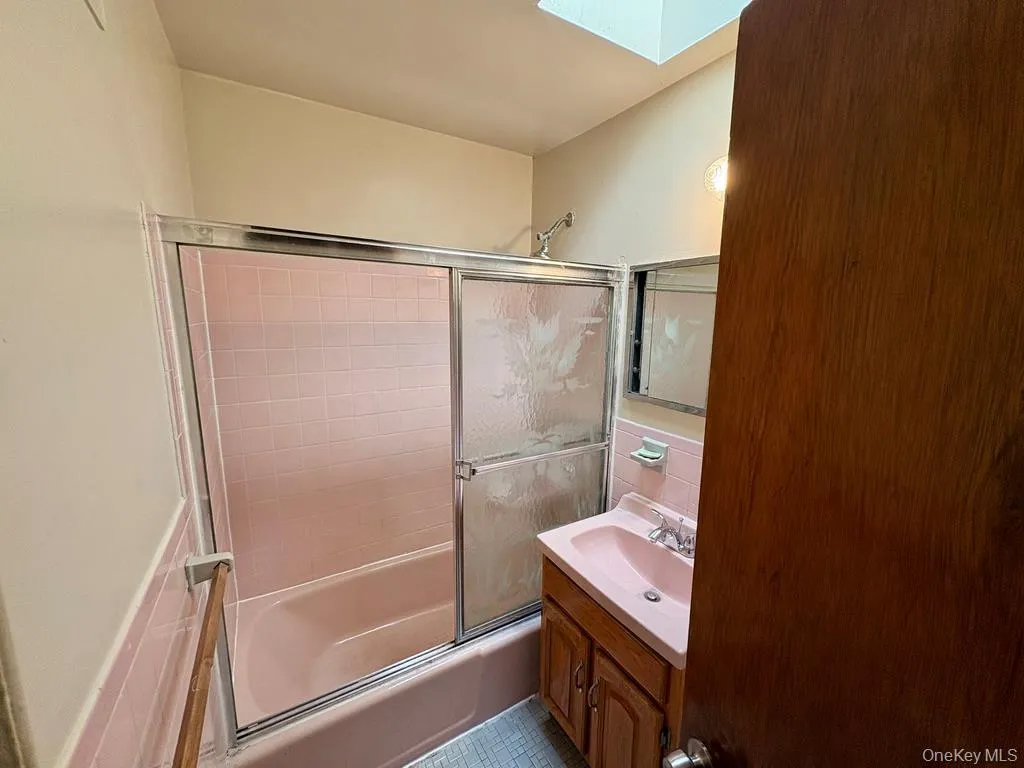 1264 Metcalf Avenue, New York, NY, 3 Bedrooms Bedrooms, 6 Rooms Rooms,1 BathroomBathrooms,Residential Lease,For Rent,Metcalf,0,966081 1264 Metcalf Avenue, New York, NY, 3 Bedrooms Bedrooms, 6 Rooms Rooms,1 BathroomBathrooms,Residential Lease,For Rent,Metcalf,0,966081