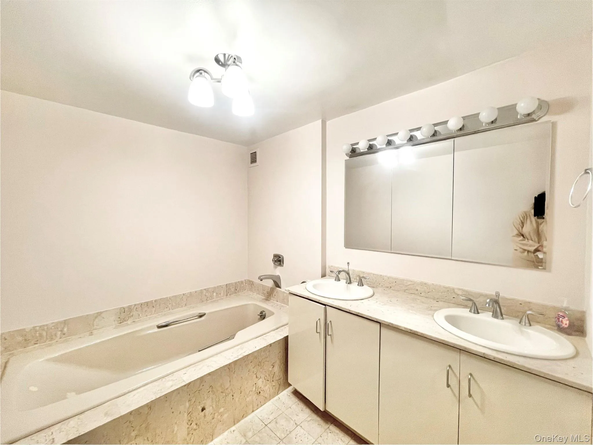 12 Bond Street, North Hempstead, NY, 2 Bedrooms Bedrooms, 5 Rooms Rooms,2 BathroomsBathrooms,Residential Lease,For Rent,Bond,0,966218 12 Bond Street, North Hempstead, NY, 2 Bedrooms Bedrooms, 5 Rooms Rooms,2 BathroomsBathrooms,Residential Lease,For Rent,Bond,0,966218