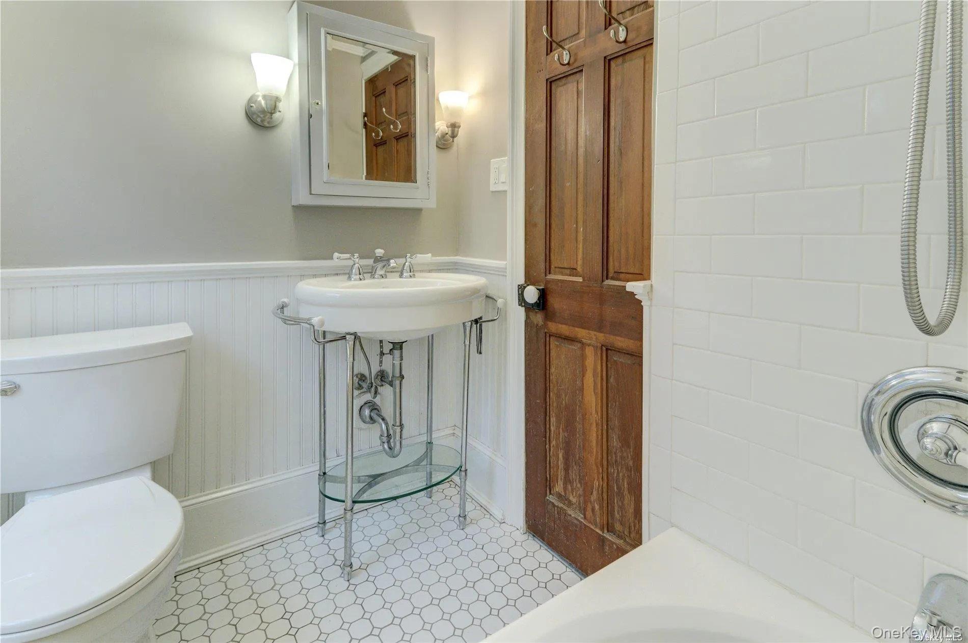 Hall Bathroom With Tub/Shower Hall Bathroom With Tub/Shower