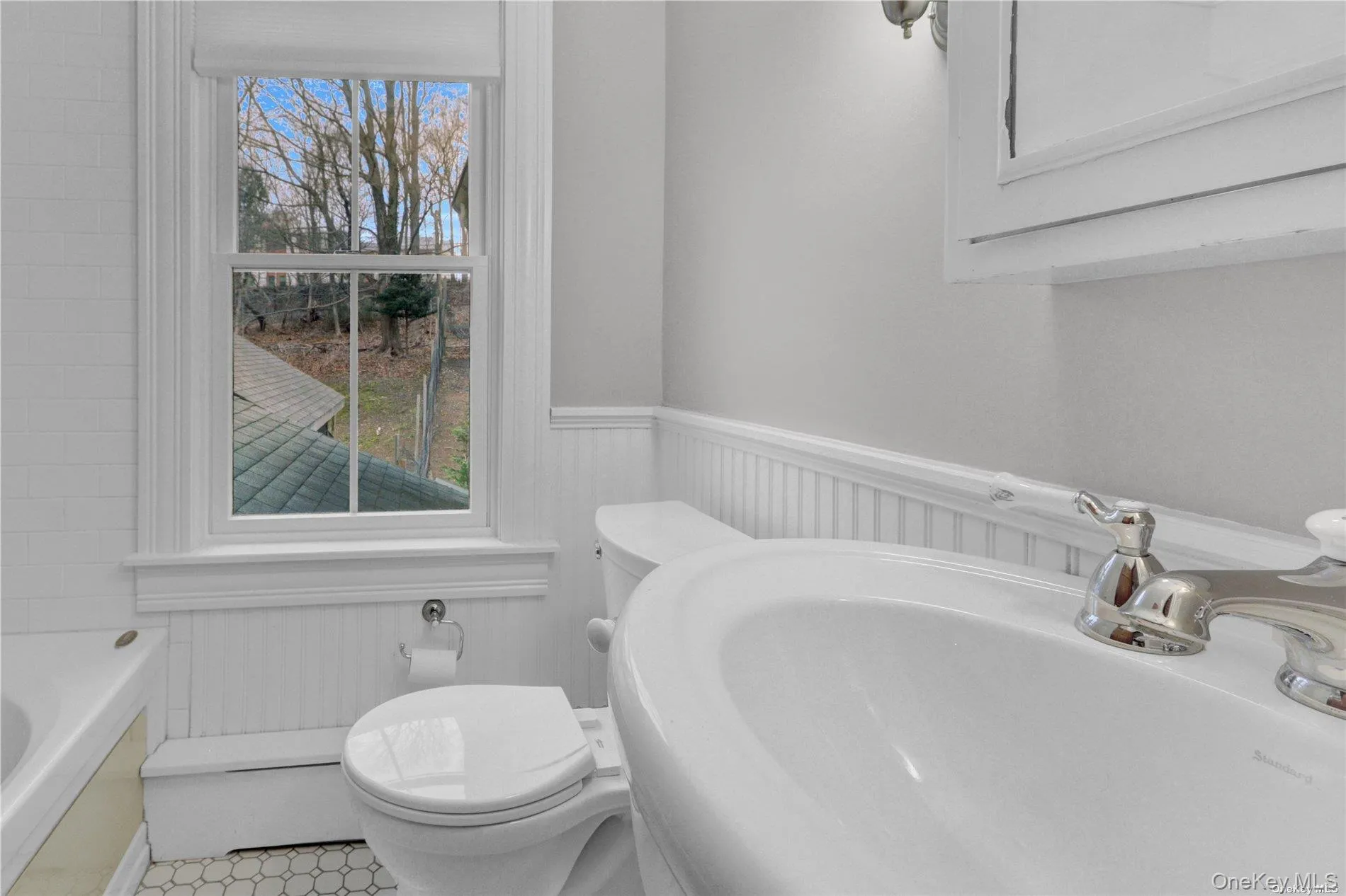 Hall Bathroom With Tub/Shower Hall Bathroom With Tub/Shower