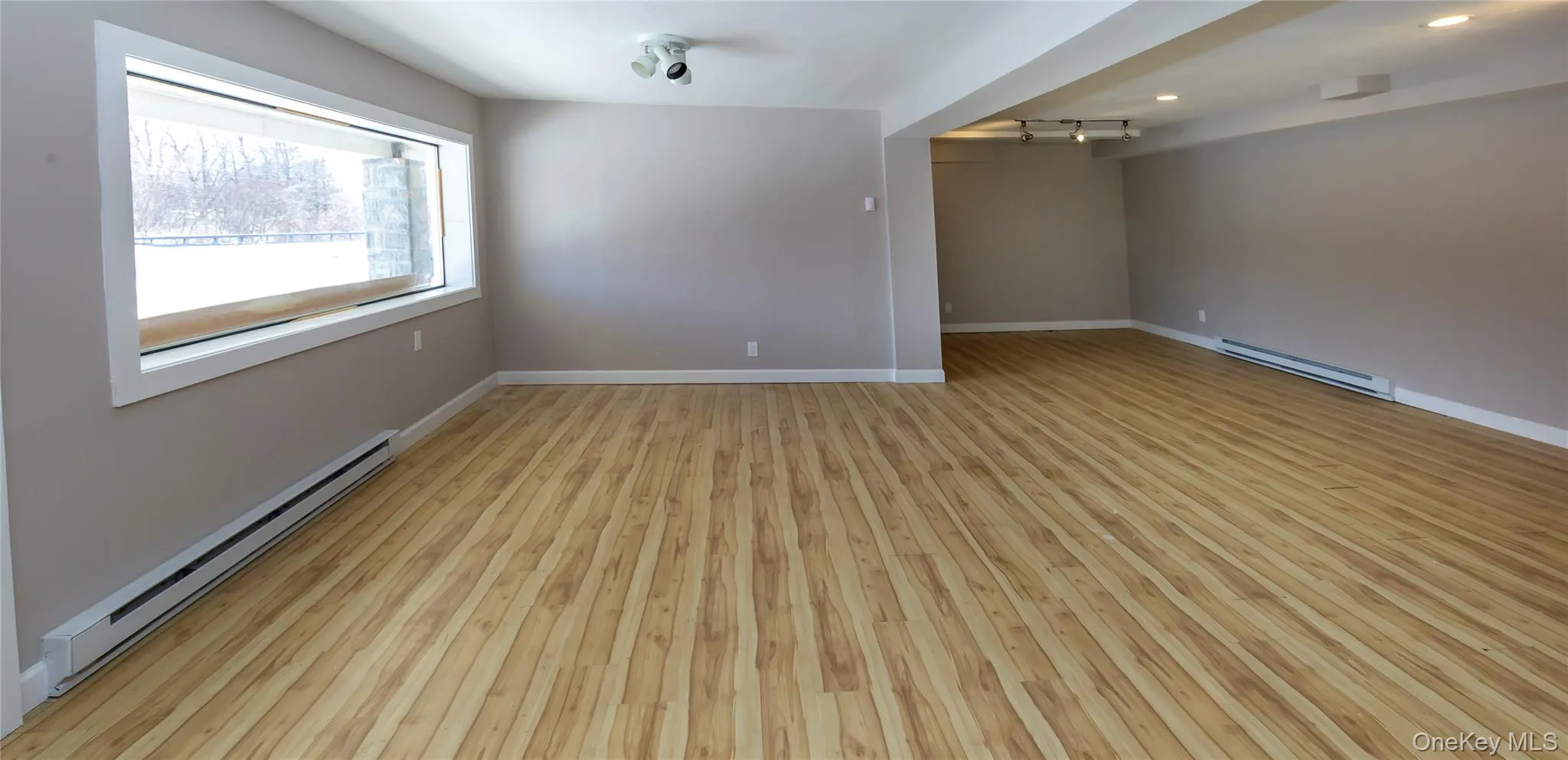 Good lighting and ceiling height. Good lighting and ceiling height.