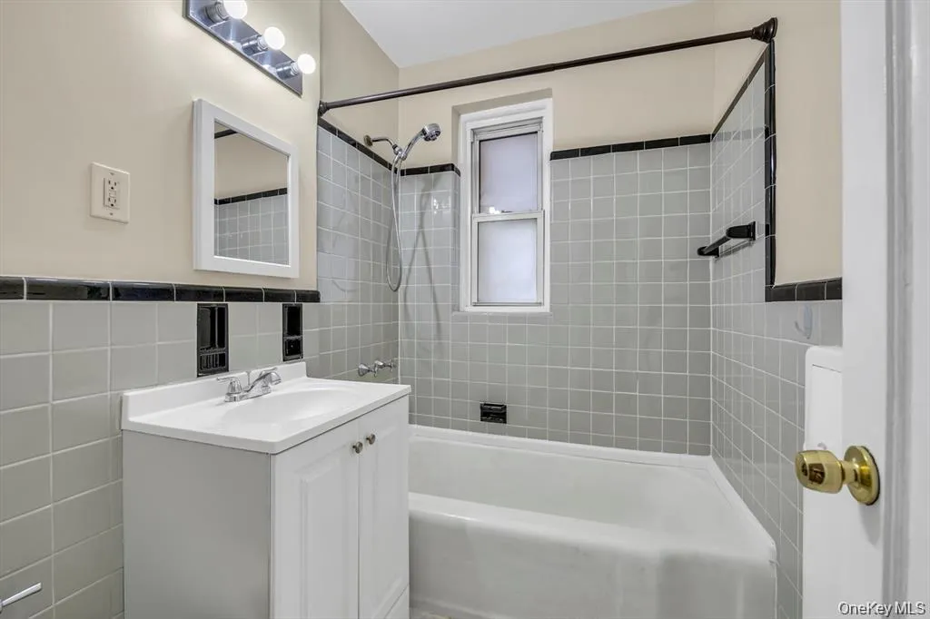 6360 102nd Street, New York, NY, 2 Bedrooms Bedrooms, 5 Rooms Rooms,1 BathroomBathrooms,Residential Lease,For Rent,102nd,0,966344 6360 102nd Street, New York, NY, 2 Bedrooms Bedrooms, 5 Rooms Rooms,1 BathroomBathrooms,Residential Lease,For Rent,102nd,0,966344