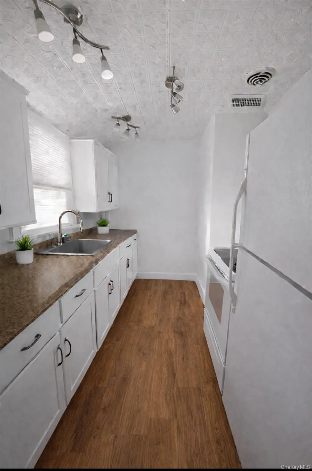 205A Travis Street, Babylon, NY, 2 Bedrooms Bedrooms, 6 Rooms Rooms,1 BathroomBathrooms,Residential Lease,For Rent,Travis,0,966540 205A Travis Street, Babylon, NY, 2 Bedrooms Bedrooms, 6 Rooms Rooms,1 BathroomBathrooms,Residential Lease,For Rent,Travis,0,966540