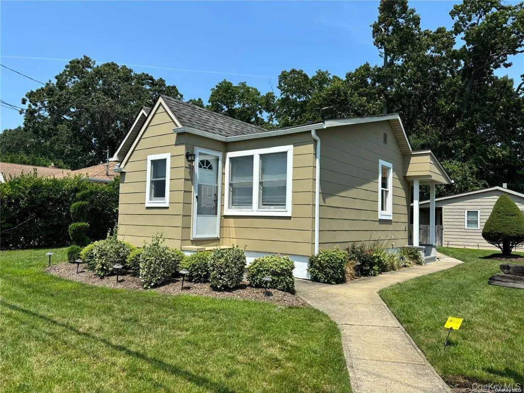 7 Spruce Street, Islip, NY, 1 Bedroom Bedrooms, 3 Rooms Rooms,1 BathroomBathrooms,Residential Lease,For Rent,Spruce,0,966609 7 Spruce Street, Islip, NY, 1 Bedroom Bedrooms, 3 Rooms Rooms,1 BathroomBathrooms,Residential Lease,For Rent,Spruce,0,966609