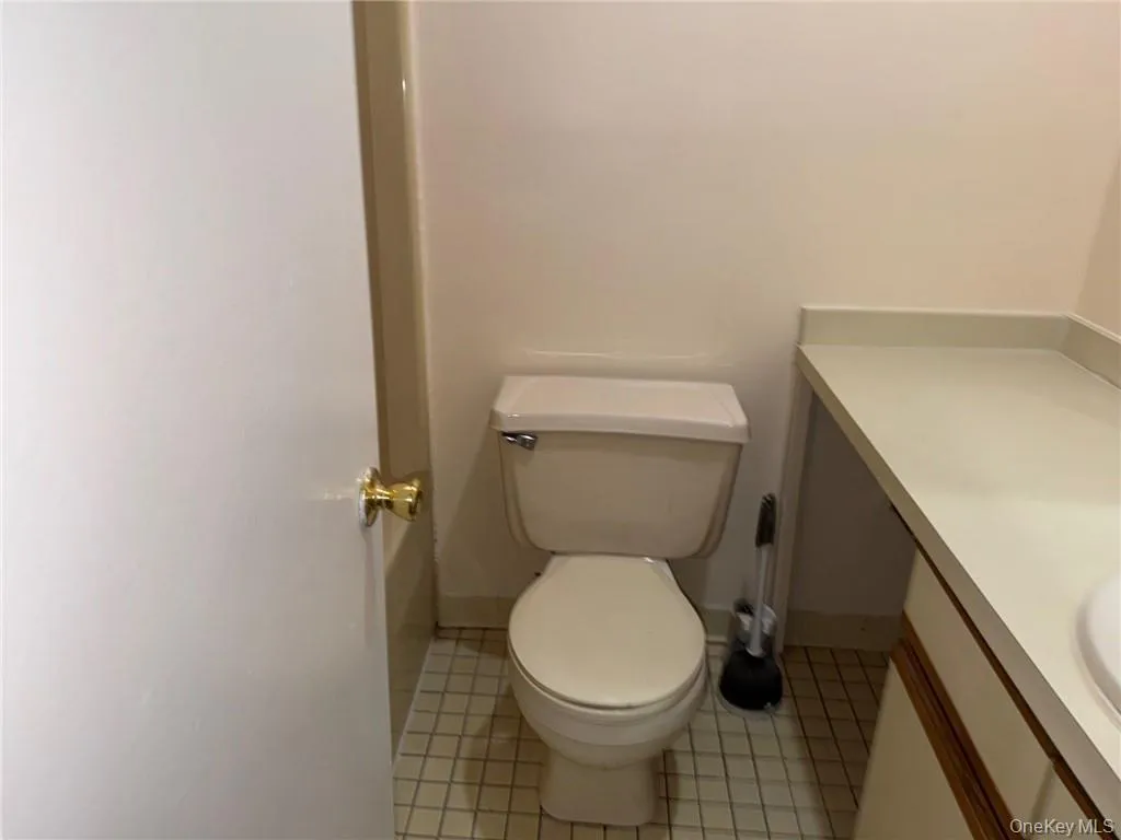 2ND BATH ON 2ND FLR 2ND BATH ON 2ND FLR