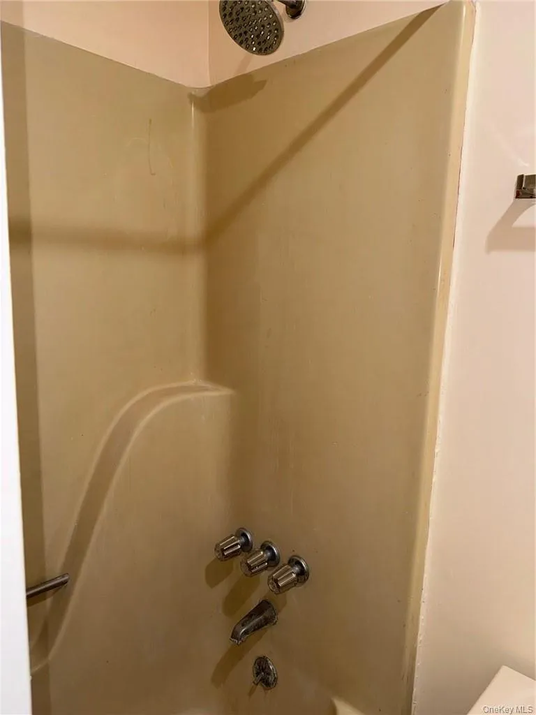 2ND BATH ON 2ND FLR 2ND BATH ON 2ND FLR