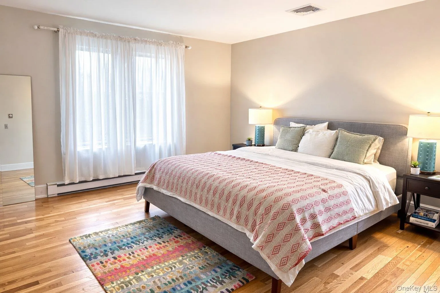 Primary bedroom (has en suite bathroom) Primary bedroom (has en suite bathroom)