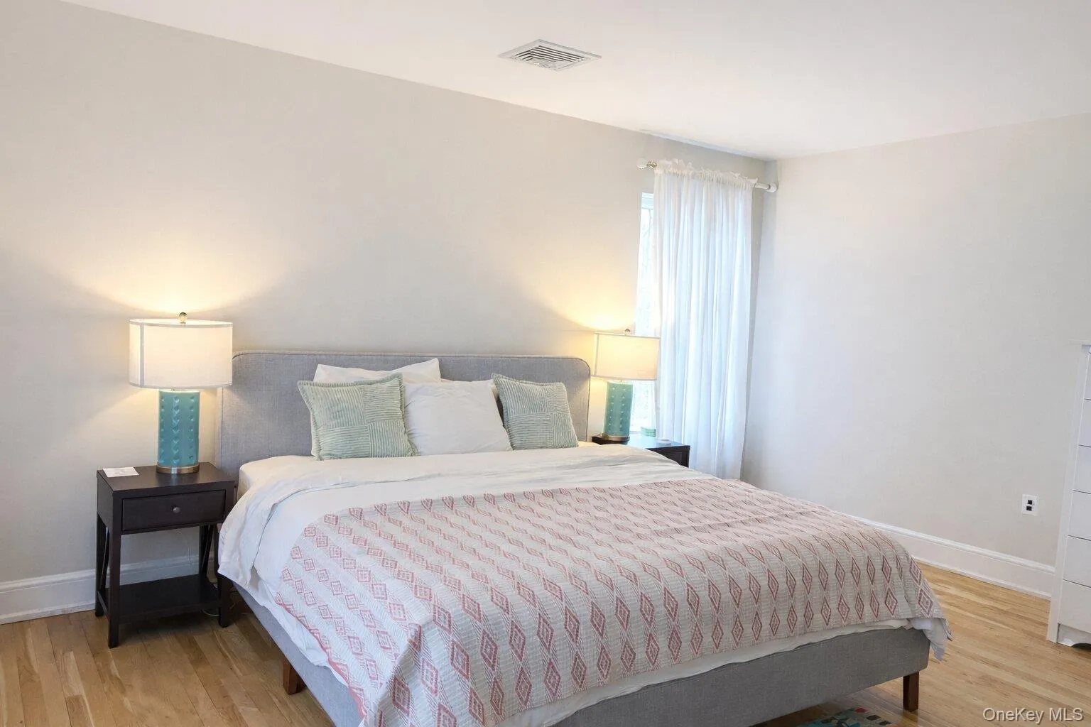 Primary bedroom (has en suite bathroom) Primary bedroom (has en suite bathroom)