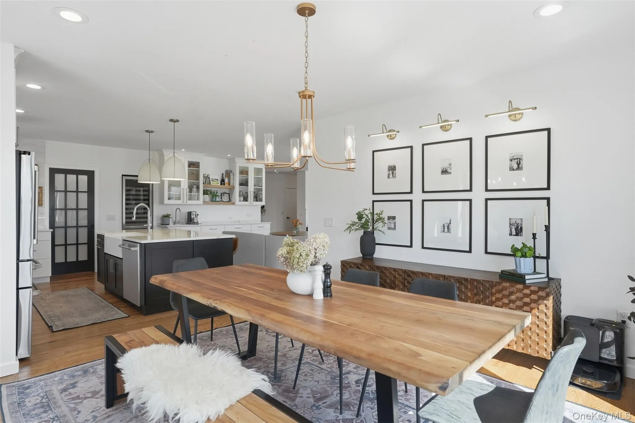 Bright, fresh, modern and ready for entertaining Bright, fresh, modern and ready for entertaining