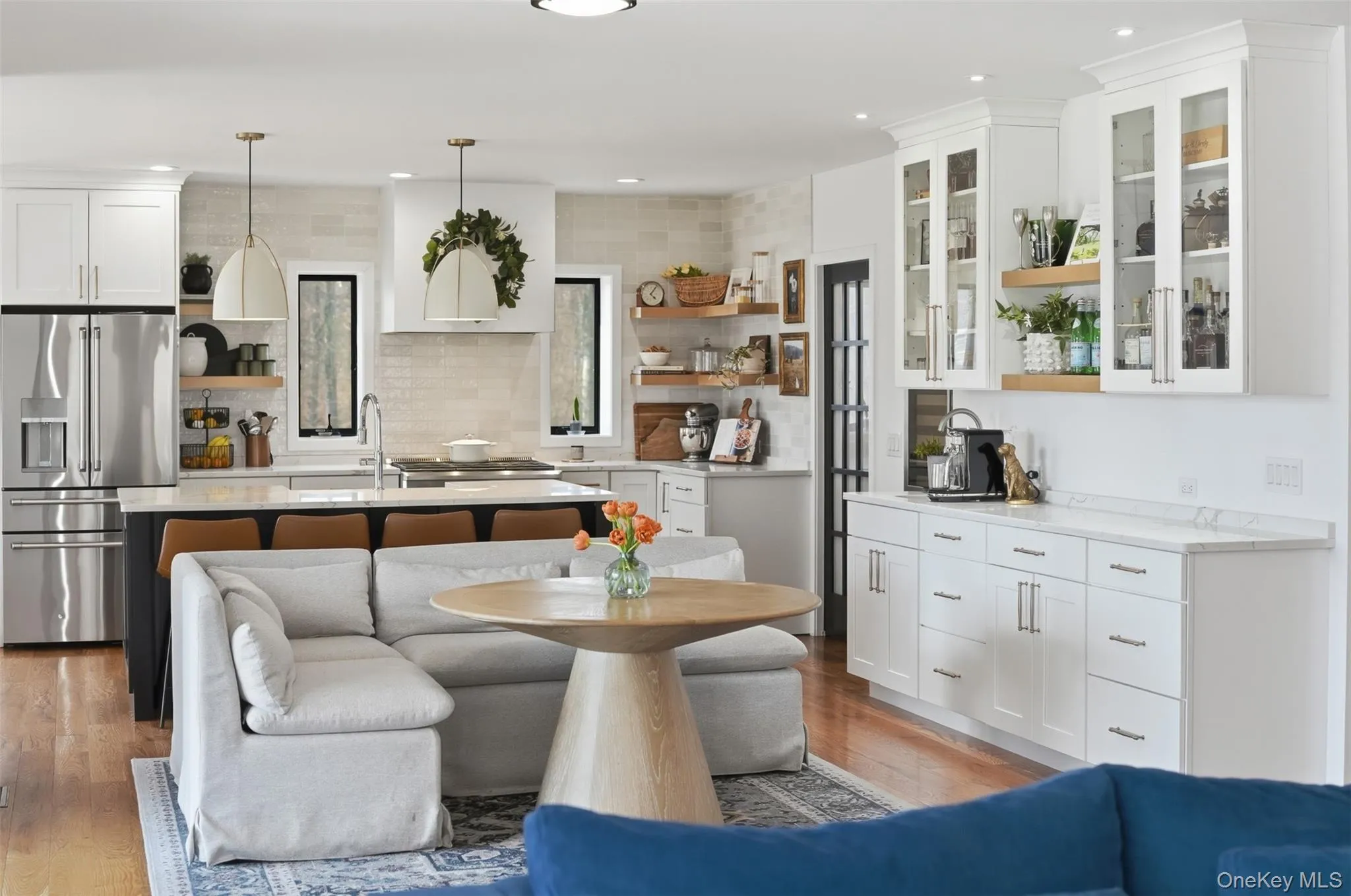 A large coffee bar offers additional cabinets, a buffet area for serving and practical space. A large coffee bar offers additional cabinets, a buffet area for serving and practical space.