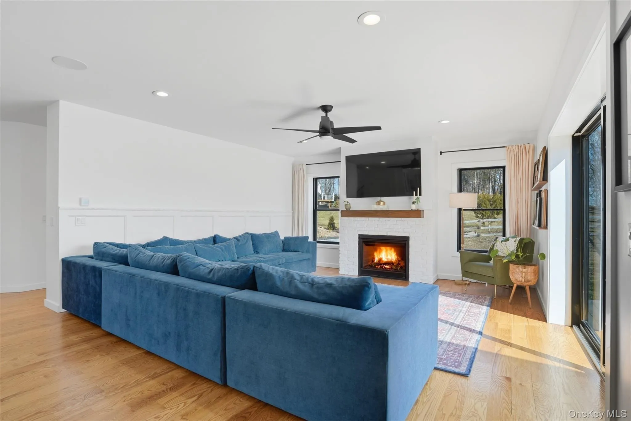 Bright, clean and modern. A space that is both inviting and practical. Lots of space for oversized furniture and comfortable living. Bright, clean and modern. A space that is both inviting and practical. Lots of space for oversized furniture and comfortable living.