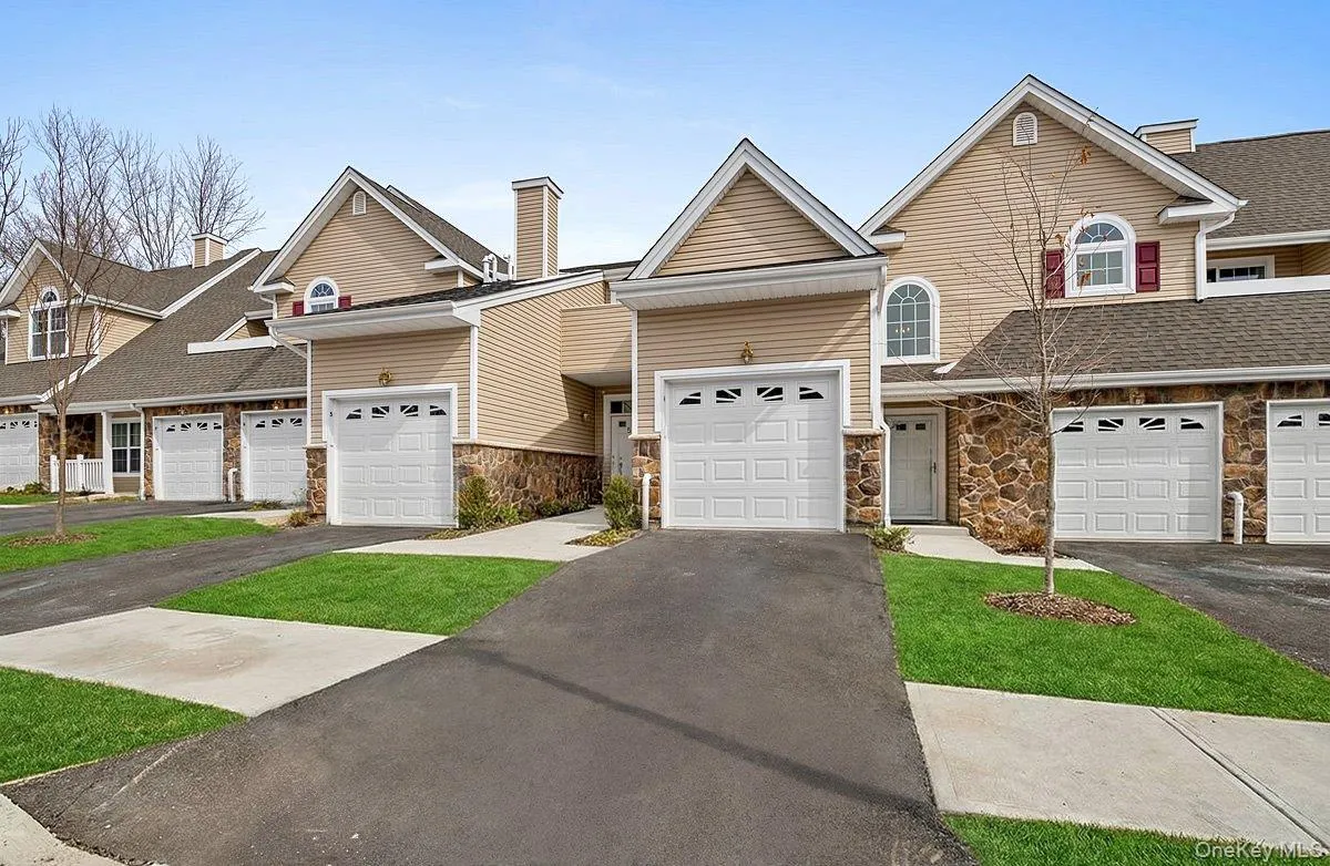 4 Steven Circle, Huntington, NY, 2 Bedrooms Bedrooms, 7 Rooms Rooms,2 BathroomsBathrooms,Residential,For Rent,Steven,0,966778 4 Steven Circle, Huntington, NY, 2 Bedrooms Bedrooms, 7 Rooms Rooms,2 BathroomsBathrooms,Residential,For Rent,Steven,0,966778