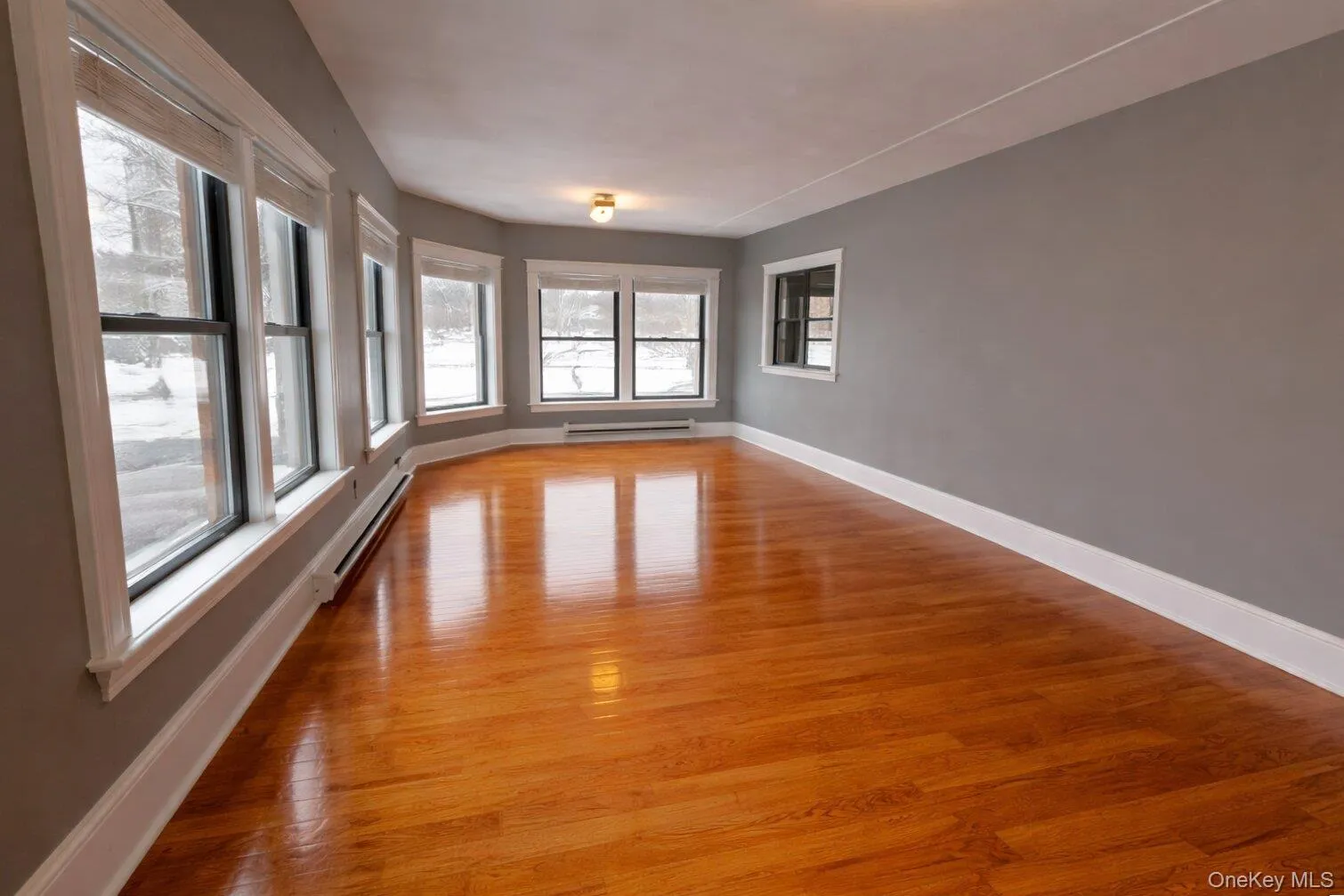 Large Living room with wall of windows and fantastic view Large Living room with wall of windows and fantastic view