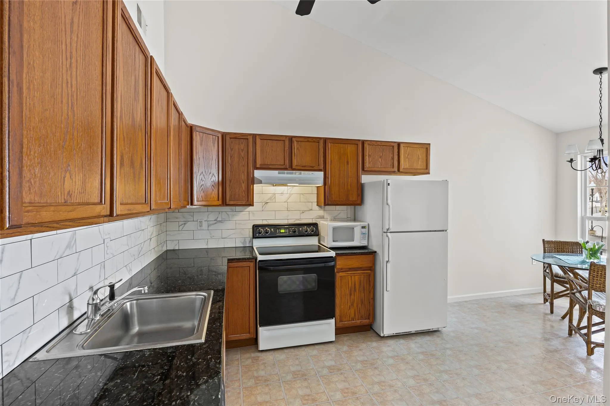 Large eat in kitchen Large eat in kitchen