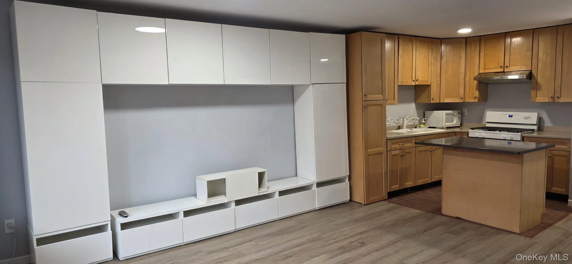 Livingroom, entertainment center and Kitchen. Livingroom, entertainment center and Kitchen.