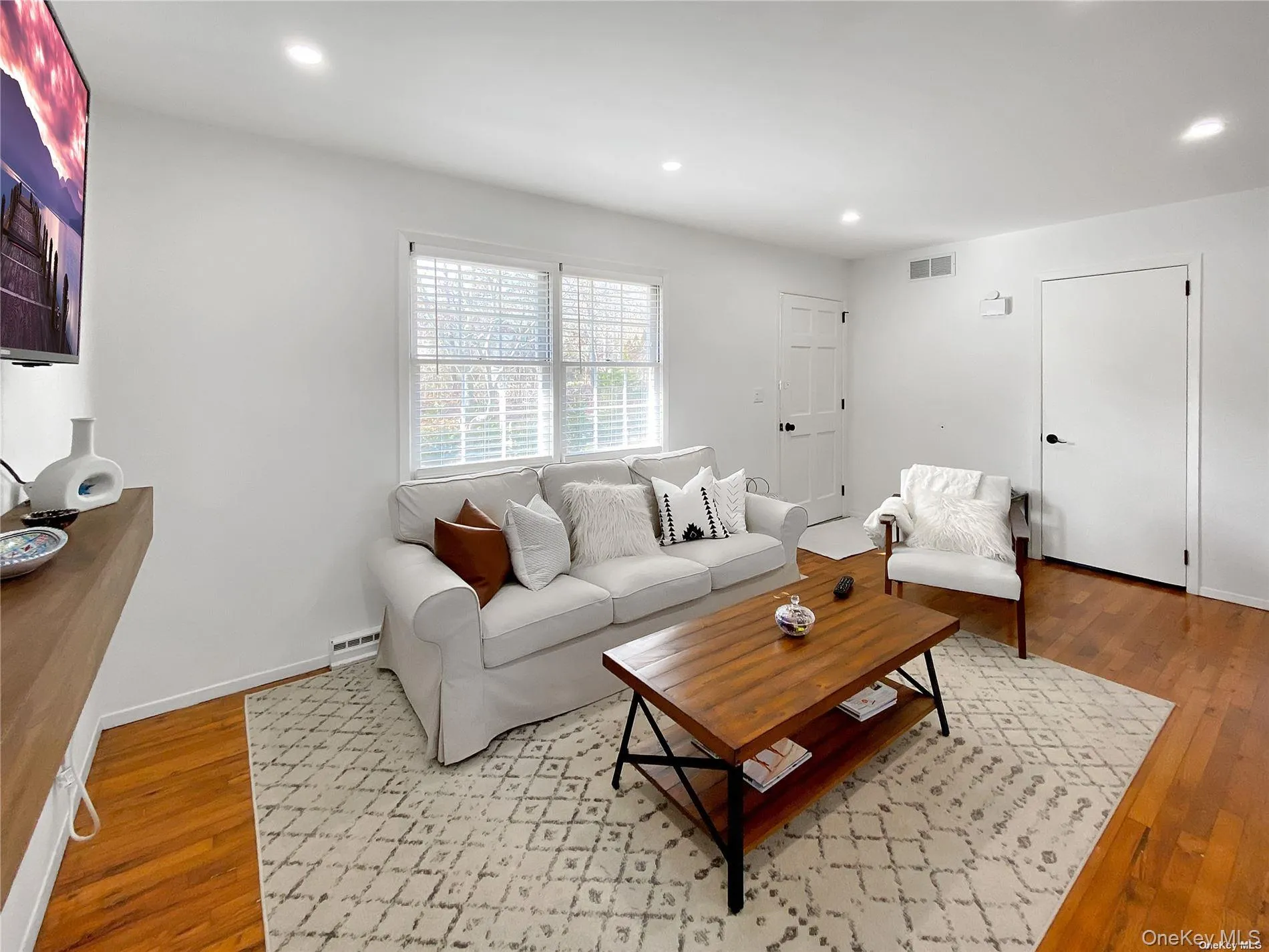 18 Old Riverhead Road, Southampton, NY, 3 Bedrooms Bedrooms, 5 Rooms Rooms,2 BathroomsBathrooms,Residential Lease,For Rent,Old Riverhead,0,966969 18 Old Riverhead Road, Southampton, NY, 3 Bedrooms Bedrooms, 5 Rooms Rooms,2 BathroomsBathrooms,Residential Lease,For Rent,Old Riverhead,0,966969