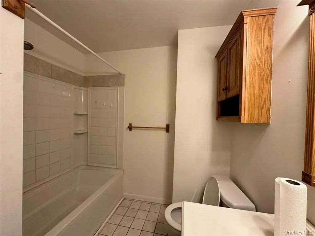 Shower with a tub! Shower with a tub!