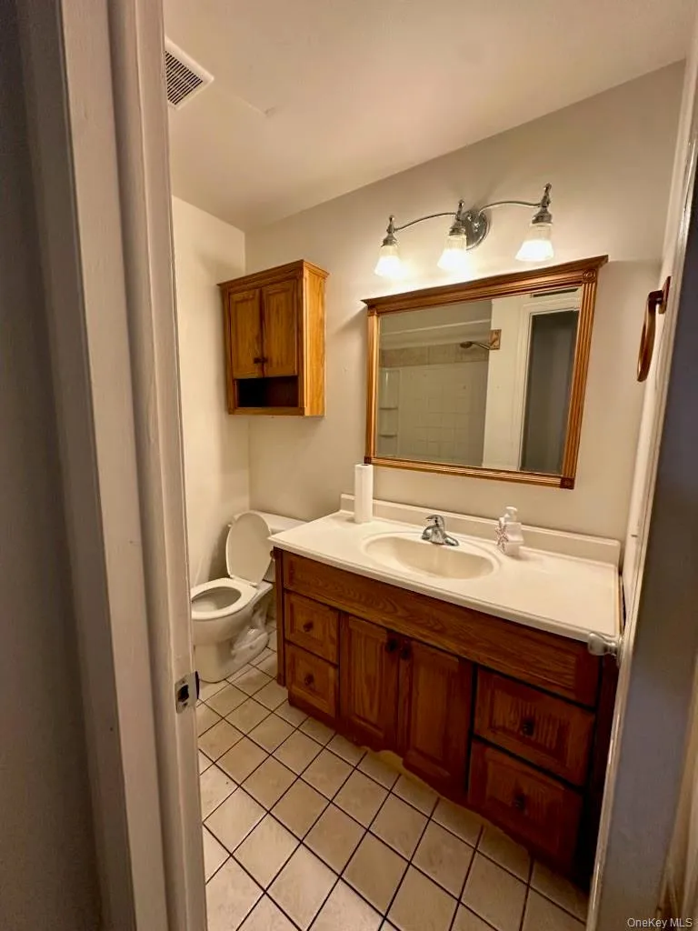 Full bathroom upstairs. Full bathroom upstairs.