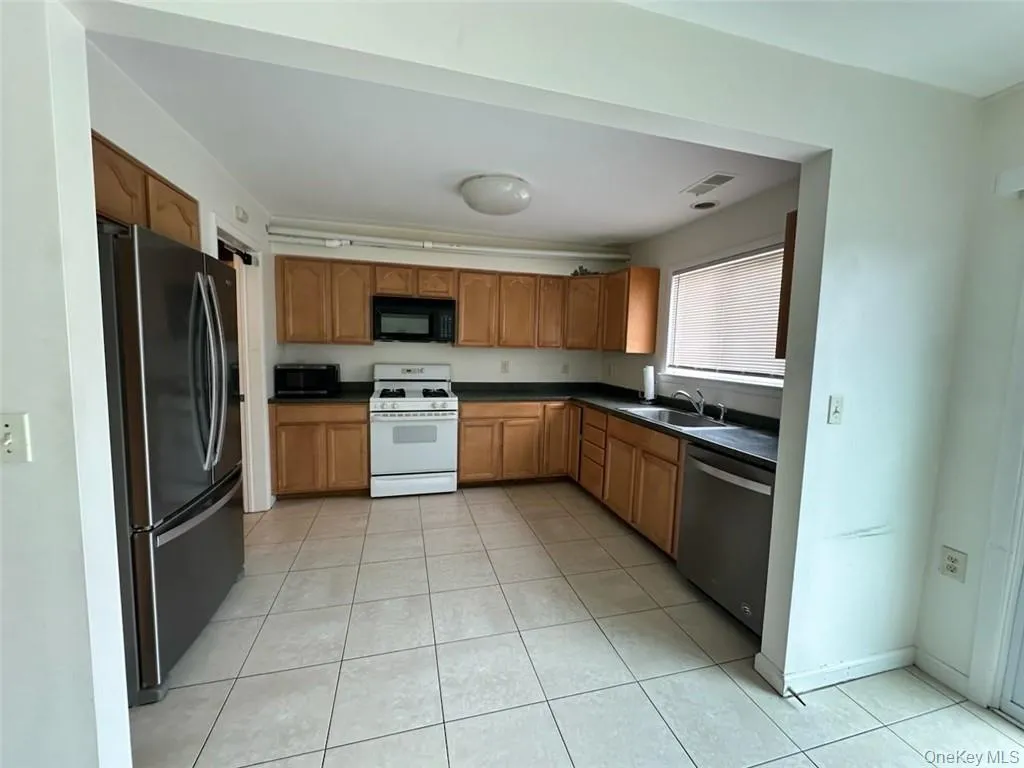 Spacious kitchen with newer appliances and a dishwasher! Spacious kitchen with newer appliances and a dishwasher!