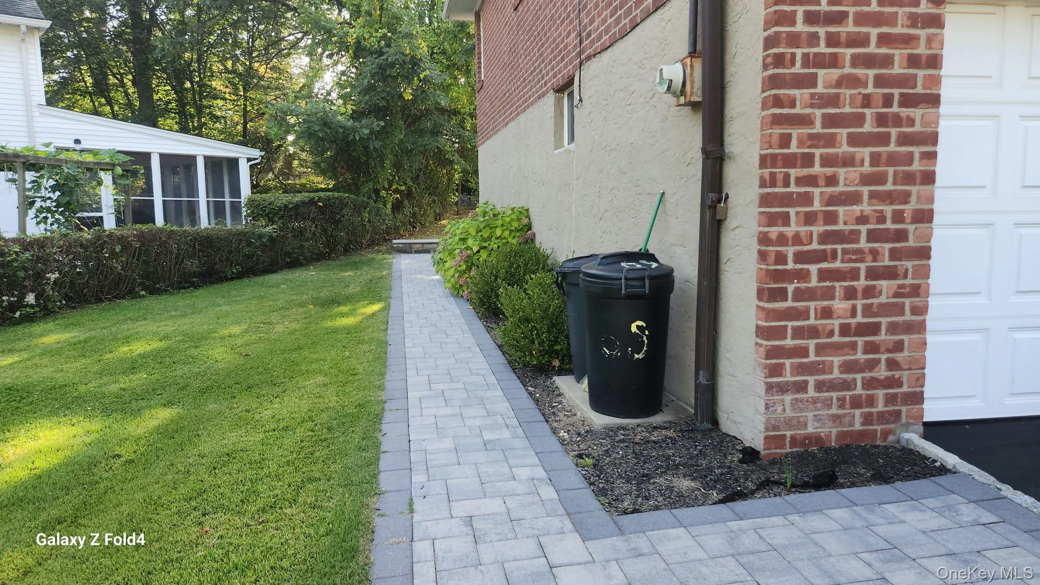 Side Yard/ Walkway Side Yard/ Walkway