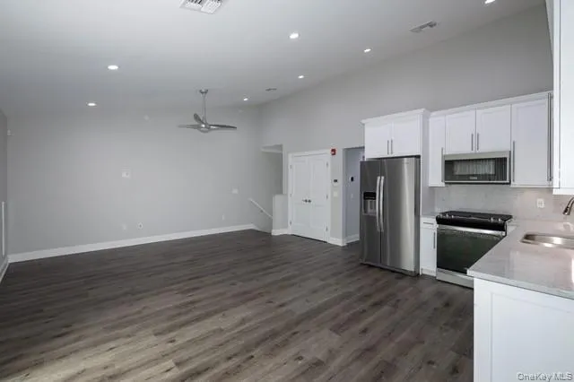 26 Sunlight Walk, Islip, NY, 1 Bedroom Bedrooms, 3 Rooms Rooms,1 BathroomBathrooms,Residential Lease,For Rent,Sunlight,0,967694 26 Sunlight Walk, Islip, NY, 1 Bedroom Bedrooms, 3 Rooms Rooms,1 BathroomBathrooms,Residential Lease,For Rent,Sunlight,0,967694