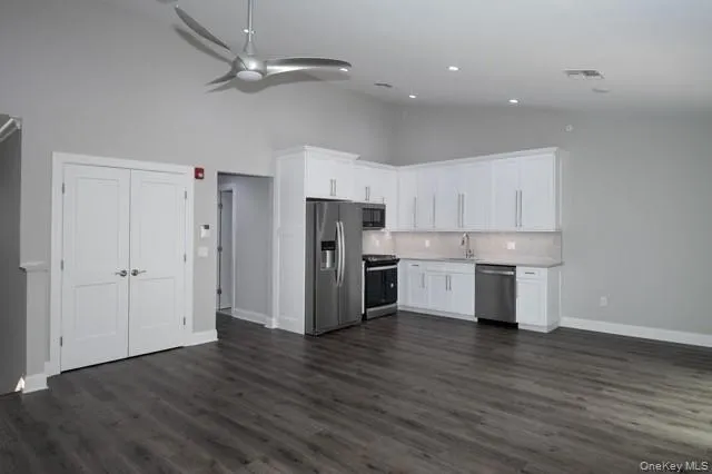 26 Sunlight Walk, Islip, NY, 1 Bedroom Bedrooms, 3 Rooms Rooms,1 BathroomBathrooms,Residential Lease,For Rent,Sunlight,0,967694 26 Sunlight Walk, Islip, NY, 1 Bedroom Bedrooms, 3 Rooms Rooms,1 BathroomBathrooms,Residential Lease,For Rent,Sunlight,0,967694