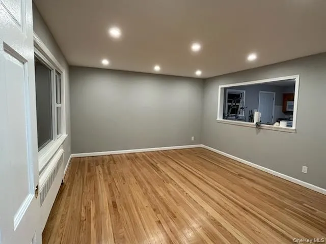 Spacious livingroom with passthru from Kitchen Spacious livingroom with passthru from Kitchen