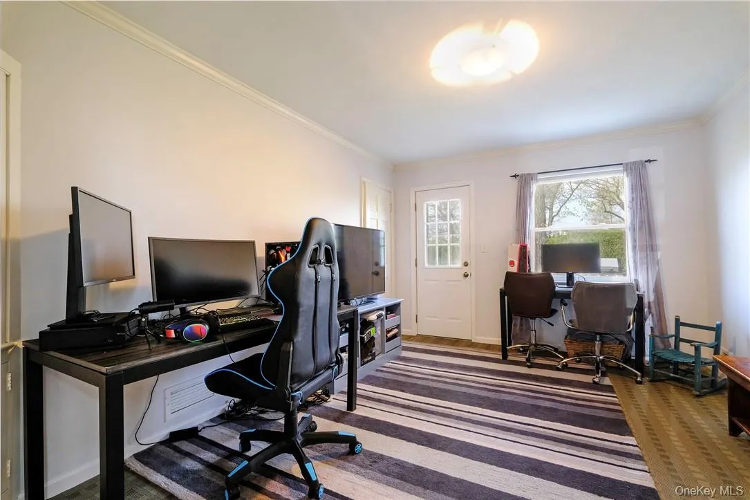 Office/computer room w/door to terrace and access to PR and laundry Office/computer room w/door to terrace and access to PR and laundry