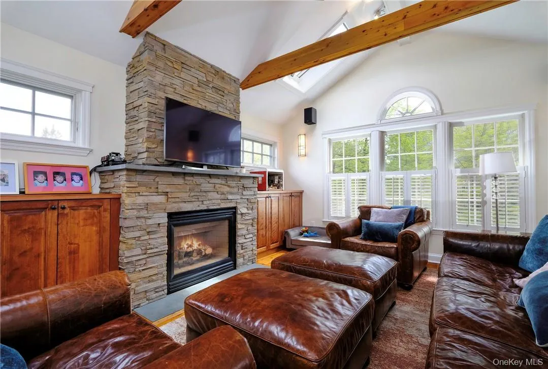 Beautiful FR w/fireplace Beautiful FR w/fireplace