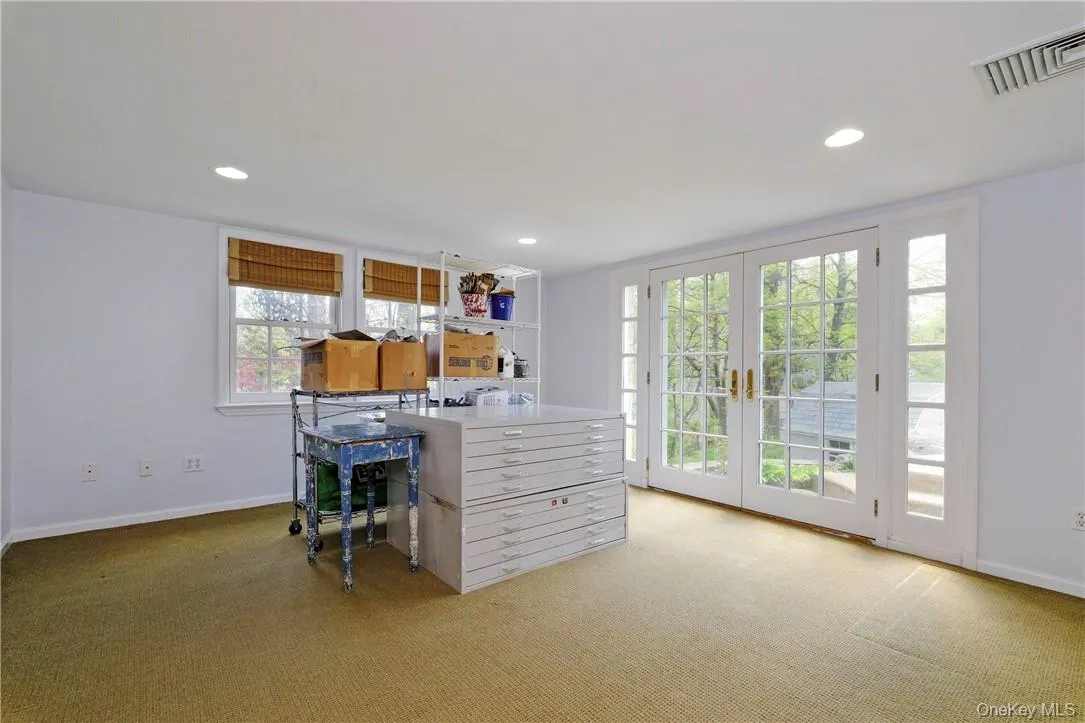 Room w/access to exterior, perfect for artist studio, office... Room w/access to exterior, perfect for artist studio, office...