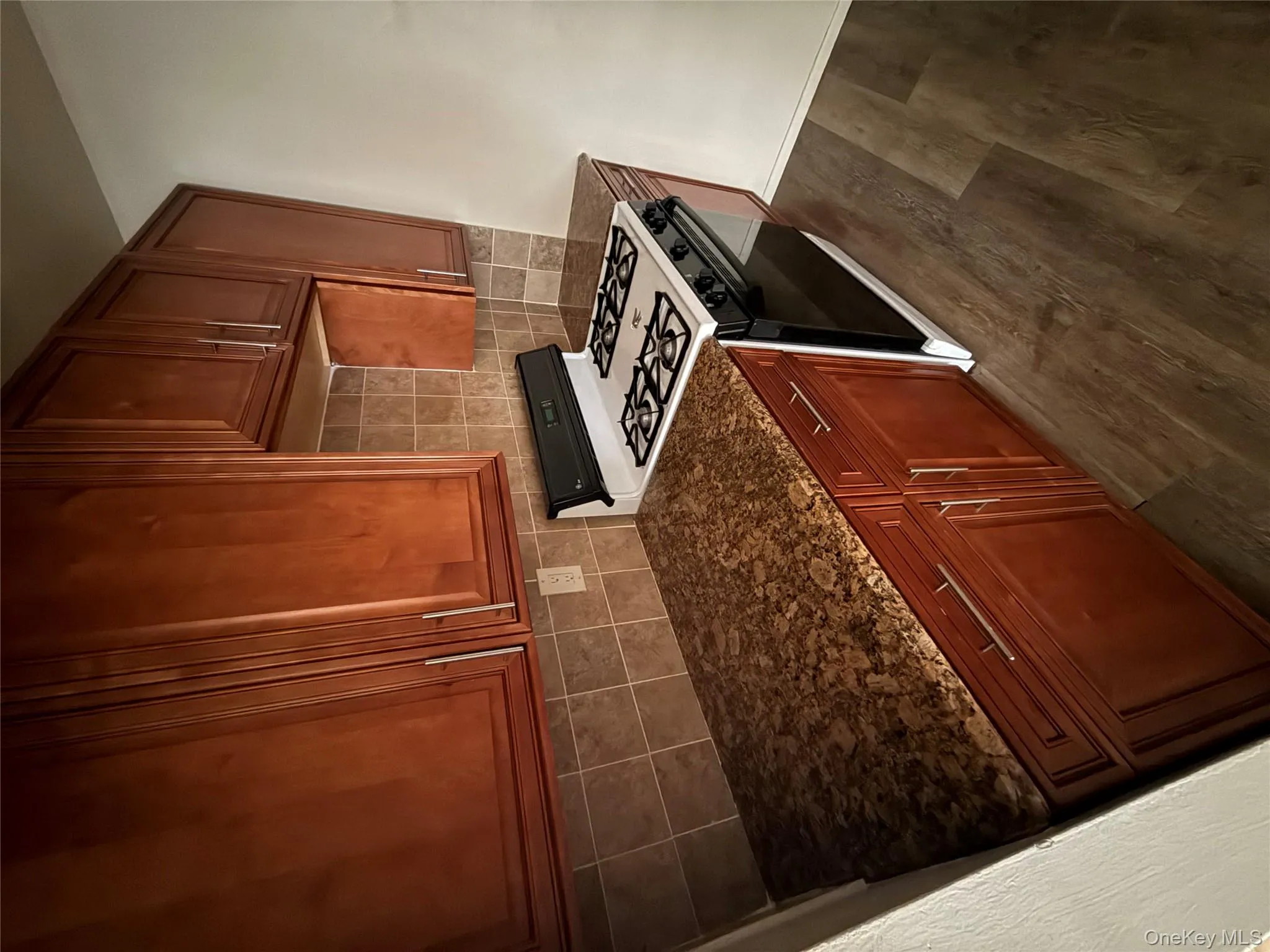 190 First Street, North Hempstead, NY, 1 Bedroom Bedrooms, 3 Rooms Rooms,1 BathroomBathrooms,Residential Lease,For Rent,First,0,967875 190 First Street, North Hempstead, NY, 1 Bedroom Bedrooms, 3 Rooms Rooms,1 BathroomBathrooms,Residential Lease,For Rent,First,0,967875