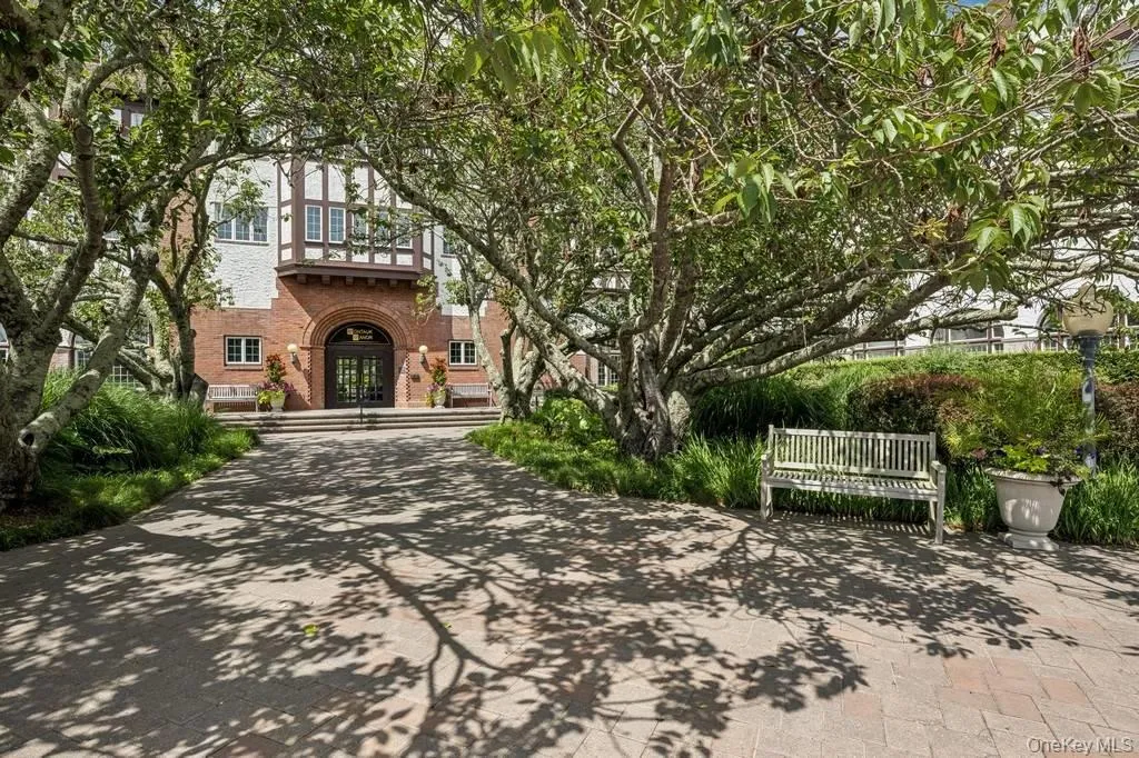 236 Edgemere Street Unit 127, East Hampton, New York 11954