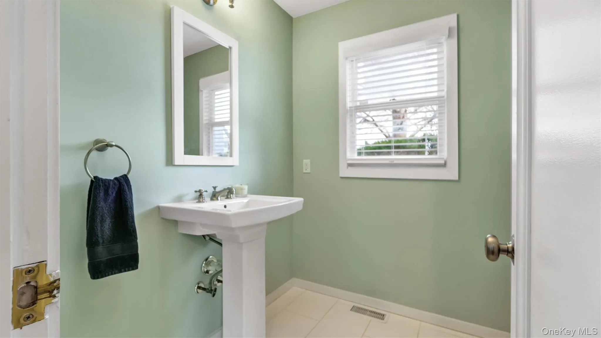 25 Mitchell, Southampton, NY, 2 Bedrooms Bedrooms, 5 Rooms Rooms,2 BathroomsBathrooms,Residential Lease,For Rent,Mitchell,0,967976 25 Mitchell, Southampton, NY, 2 Bedrooms Bedrooms, 5 Rooms Rooms,2 BathroomsBathrooms,Residential Lease,For Rent,Mitchell,0,967976