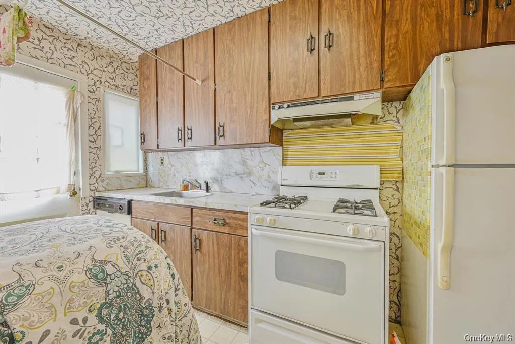 21606 68th Avenue, New York, NY, 2 Bedrooms Bedrooms, 5 Rooms Rooms,1 BathroomBathrooms,Residential,For Rent,68th,0,968009 21606 68th Avenue, New York, NY, 2 Bedrooms Bedrooms, 5 Rooms Rooms,1 BathroomBathrooms,Residential,For Rent,68th,0,968009