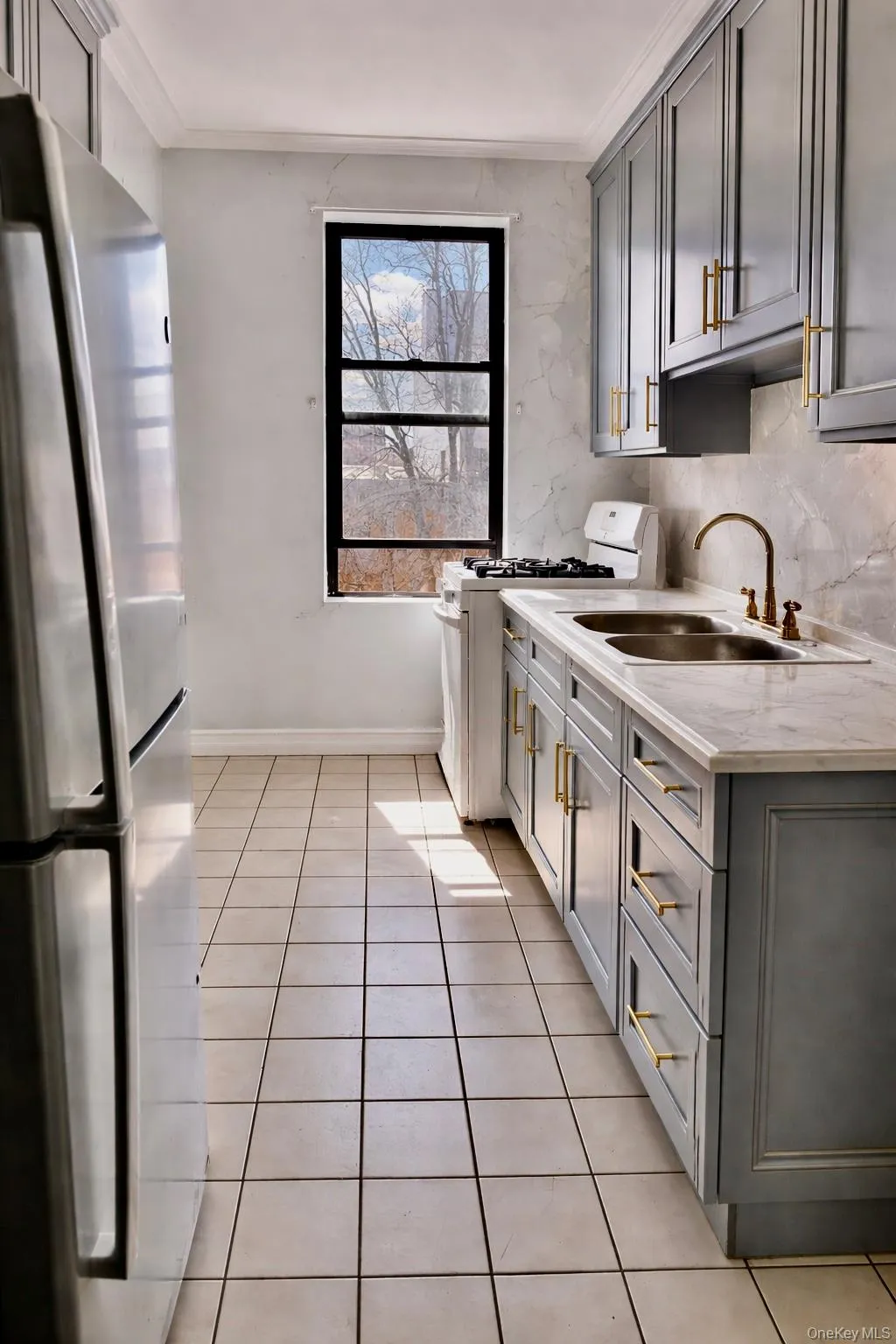 Sunlit, bright and airy kitchen with new appliances. Sunlit, bright and airy kitchen with new appliances.