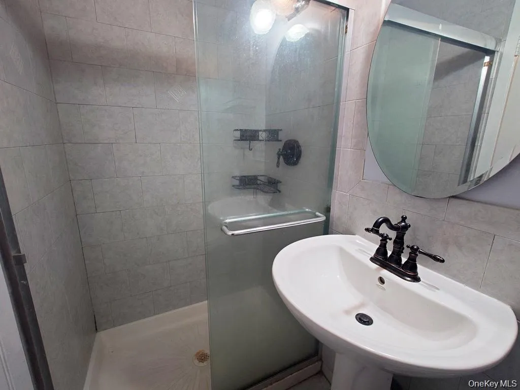 256-20 Craft Avenue, New York, NY, 3 Bedrooms Bedrooms, 6 Rooms Rooms,2 BathroomsBathrooms,Residential Lease,For Rent,Craft,0,968041 256-20 Craft Avenue, New York, NY, 3 Bedrooms Bedrooms, 6 Rooms Rooms,2 BathroomsBathrooms,Residential Lease,For Rent,Craft,0,968041