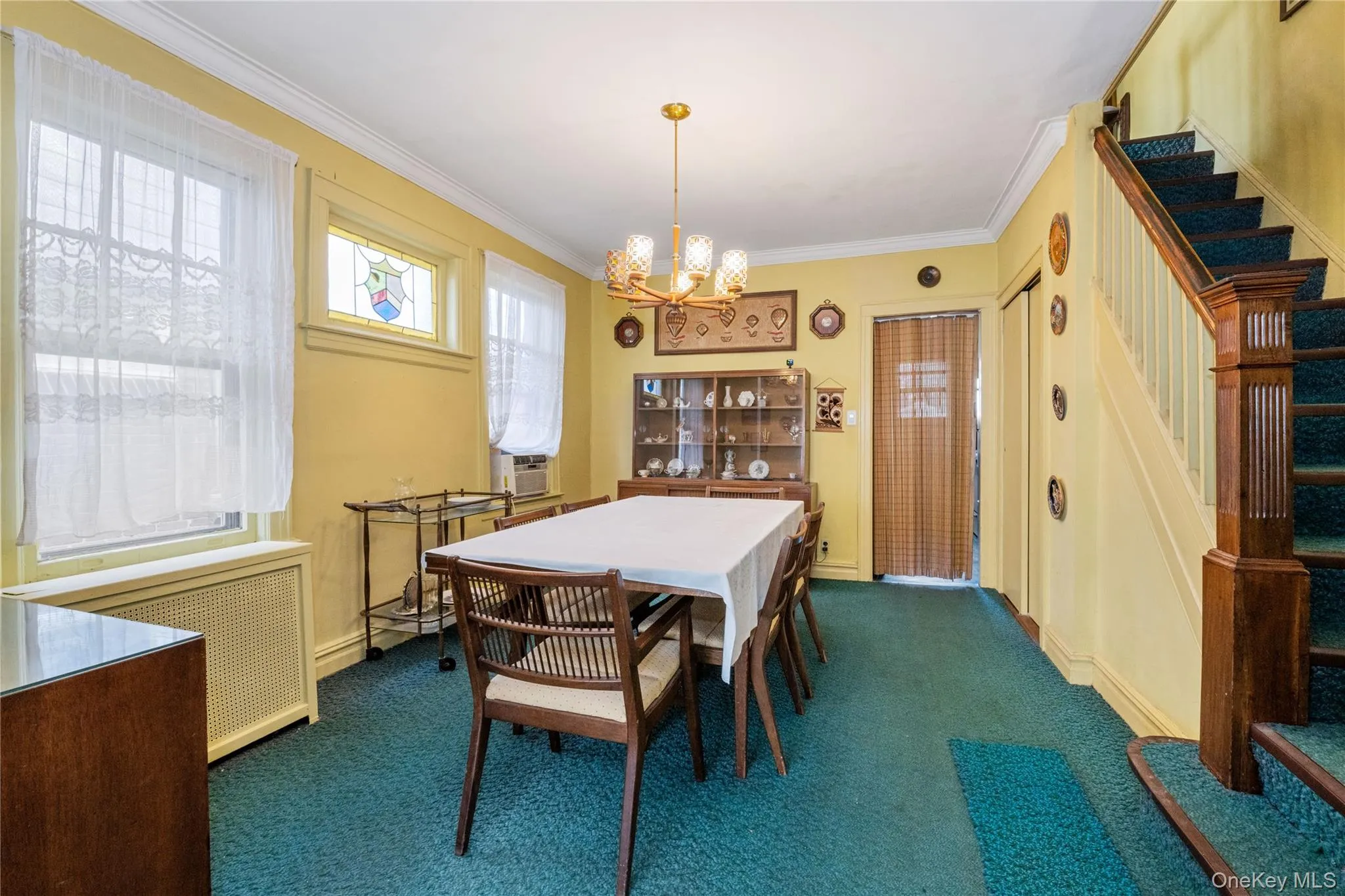 Spacious dining room Spacious dining room