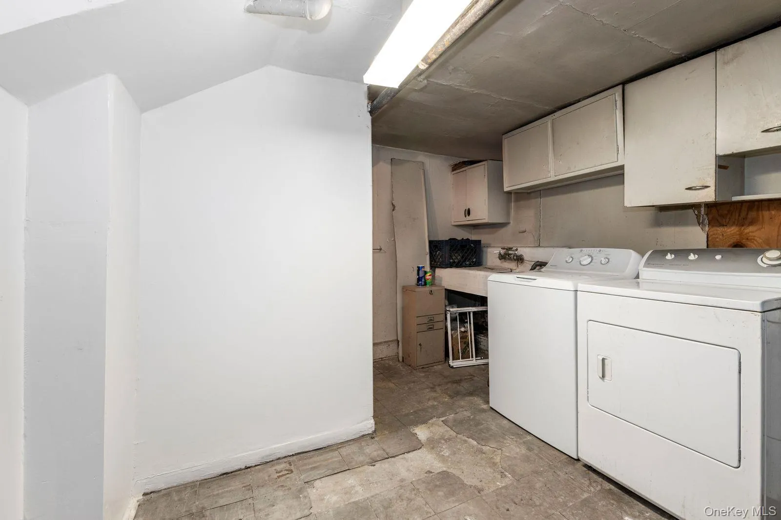 Laurndry room was previously used as a kitchen. Gas hookup for stove. Laurndry room was previously used as a kitchen. Gas hookup for stove.