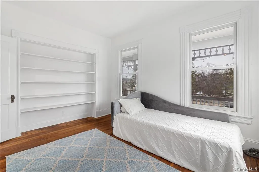 Main Bedroom with Built-ins Main Bedroom with Built-ins