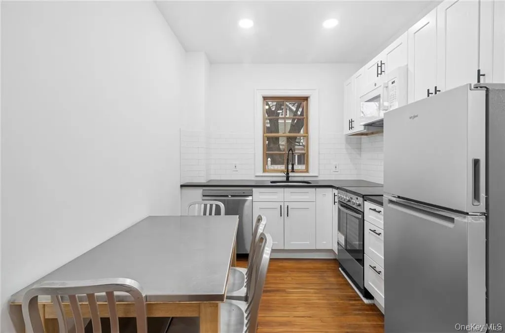 Eat-in Kitchen Eat-in Kitchen