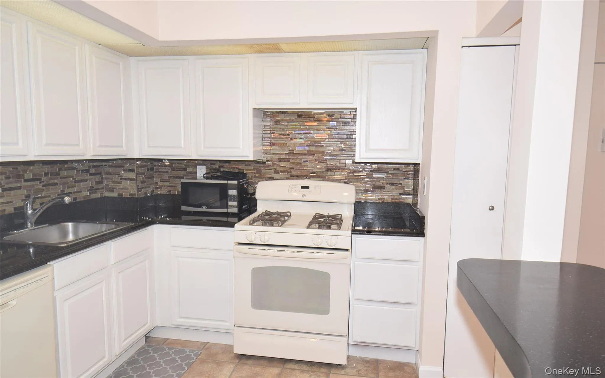 206-14 Emily Road, New York, NY, 1 Bedroom Bedrooms, 3 Rooms Rooms,1 BathroomBathrooms,Residential Lease,For Rent,Emily,0,968080 206-14 Emily Road, New York, NY, 1 Bedroom Bedrooms, 3 Rooms Rooms,1 BathroomBathrooms,Residential Lease,For Rent,Emily,0,968080