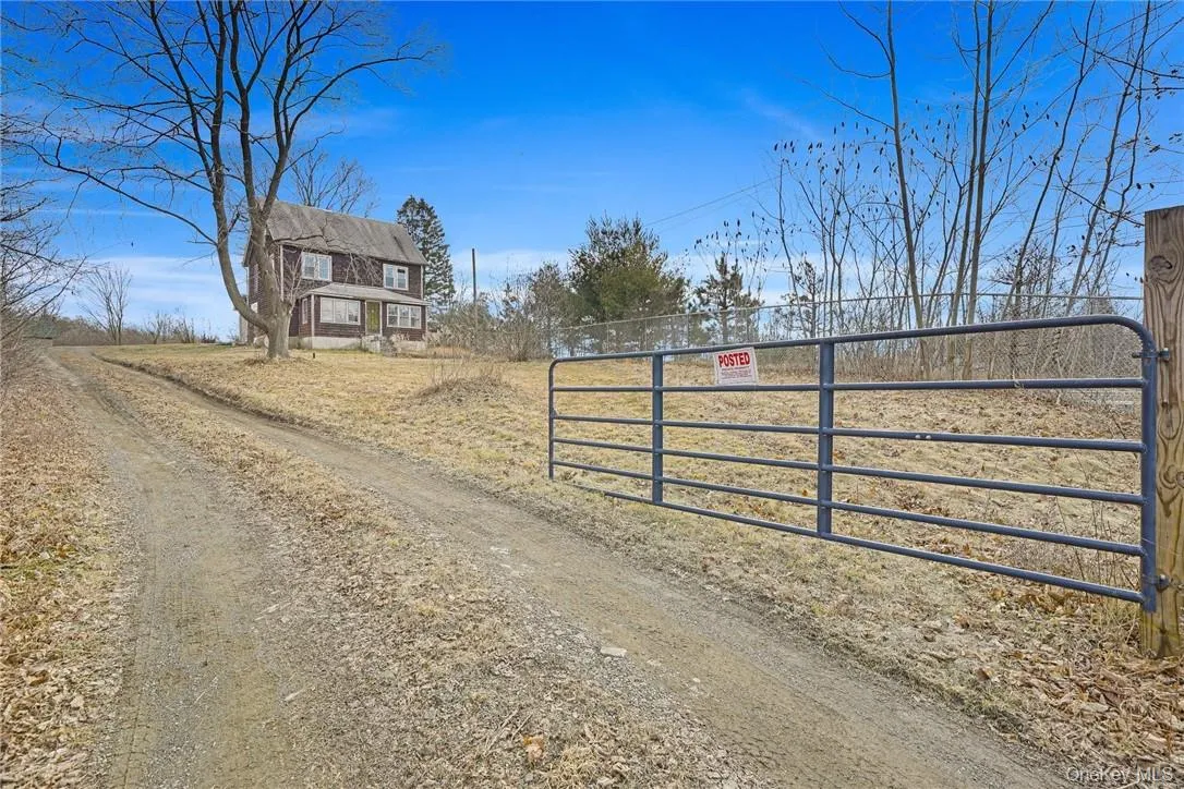 Located at the end of a private and quiet dead-end street. Located at the end of a private and quiet dead-end street.