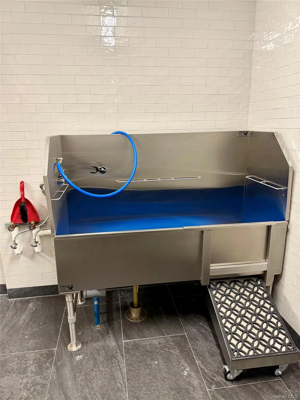 Pet washing and grooming station Pet washing and grooming station